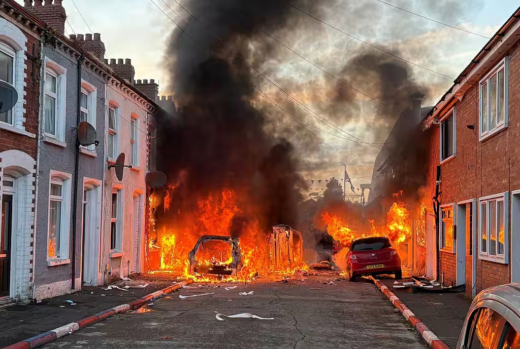 IRLANDA: Pogrom della destra unionista contro le persone migranti a Belfast, “xenofobia fa molta presa sulla comunità lealista”